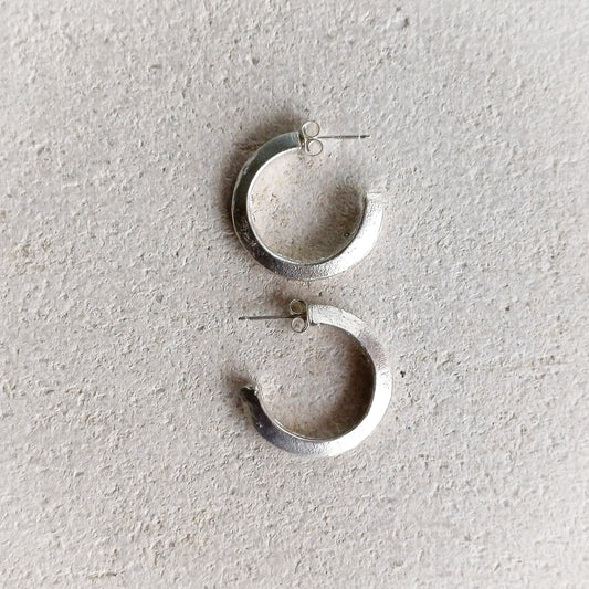 Essentials Nr 9.— Staple Knife Edge Hoop Earrings